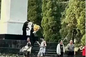 西南大学保安扔花事件持续发酵，引发学生不满，为何学校不回应？图片