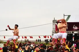 画面太震撼！镇前村举行元宵“打铁球”民俗活动图片