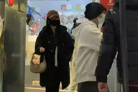 杨幂张大大深夜抓娃娃！羽绒服配长筒靴太会穿，自带明星光环超美图片