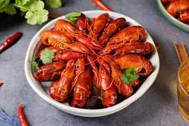 小龙虾只用清水洗，和没洗一样脏，分享清洗三步曲，脏东西全跑光图片