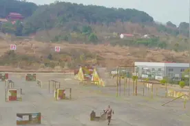 不要眨眼，兵哥哥带你“玩转”400米障碍图片