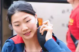 中国女排史上第一高人2.01米的袁心玥，父母都是篮、排球运动员。图片