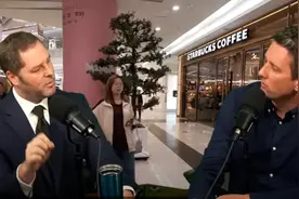 美国华人背LV包抢救济，领完免费食品转头摆摊卖，外网友怎么看图片