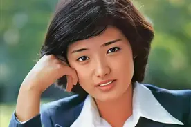 “清纯女神”山口百惠：穿衣简约却美得气质高级，每一套都不过时图片