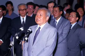 被迫流亡的西哈努克：中国愿意收留他，他复国后如何回报我国的？图片