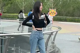 古力娜扎辣妹造型引热议，被吐槽“擦边不好看”，公共场所不合适图片