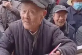 现实版笑掉大牙！81岁老戏迷台下点评演出，“到位，中中中”，不小心将假牙掉到舞台上，仍继续竖大拇指图片