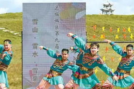 万名游客共赴达坂城雪菊之约图片