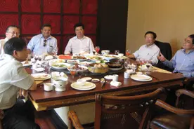 很多人在喝酒时，会在酒桌上放一杯白水，这是什么道理？建议弄懂图片