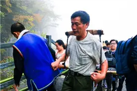 旅游博主登山坐抬轿遭网暴，被指责侮辱他人，此后轿夫却生意惨淡图片