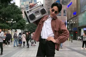 在直播间跳复古港风迪斯科的00后，和你我的“八十年代”图片