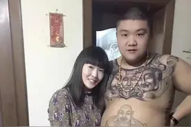 痛心！又一网红意外离世，疑酒后洗澡汗蒸导致，31岁却敢背纹关公图片