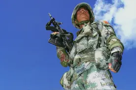 中国解放军 强大的火力展示引起国际瞩目 这火力谁能顶得住！图片