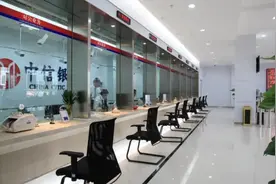 银行错把800元打成800万，发现时该男子已将钱财挥霍个精光图片