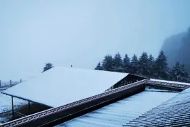 在四川遇见第一场秋雪——峨眉山图片
