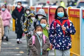 多地发“学位预警”，二孩“入学潮”只是表面原因图片