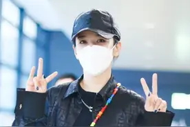 黄奕品味好独特，穿露脐装配高腰裤赶机，拿攀登麻绳当腰带看不懂图片