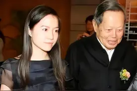 101岁杨振宁状态堪忧，翁帆守护身边悉心照顾，结婚19年感情如初图片