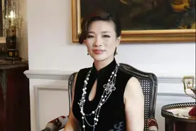 “温州女富商”胡洁有多狠？前夫刚因贪入狱，她后脚带娃嫁周立波图片