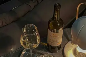 适合喝酒发的文案 | 人生不过二两酒，一两心酸，一两愁。图片