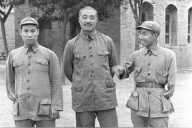 三个人却只有四条胳膊，背后的经历令人泪目图片