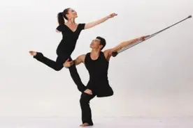 用一条腿，演绎出另类残缺之美，“单腿舞王”翟孝伟：我不是废物图片