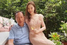 富士康老板娘真会撒娇，坐72岁丈夫腿上满眼深情，夫妻却像父女图片