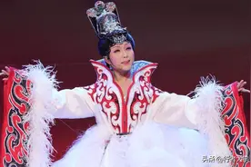 90后女子打扮成50岁大妈上班，坚持12年，网友：一张豪门丈母娘脸图片