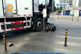 「视频」宁波 大货车撞上小摩托 幸有头盔保一命图片