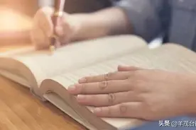 左手读书，右手写作图片