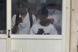 男生宿舍神模仿“电梯下楼”，网友：来个上楼的图片