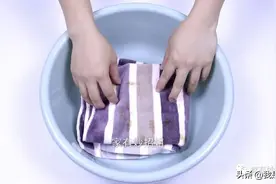 毛巾3天不洗就很脏，学会这诀窍，再脏旧的毛巾洗完也和新的一样图片