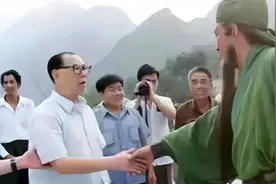 1993年，杨成武探班《三国》剧组，握着“关羽”陆树铭手亲切留念图片