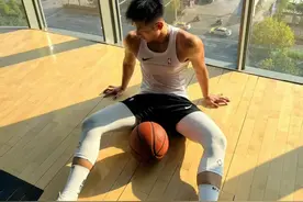 八块腹肌的体育生在操场颜值和身材超好超吸引人很上头图片