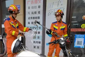 吓人！男子半夜上厕所，抬头看见一条大蛇吐信子图片