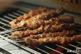 吃货说夏天就逃不过这碗面，黑黢黢一碗端起就放不下图片