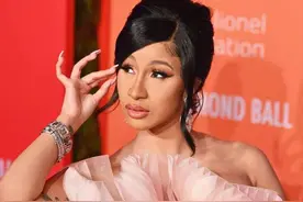 “北美猛女”卡迪B：不惧川普出面挺中国，为女儿用鞋爆头麻辣鸡图片