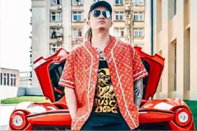 全网第一“撩妹”高手李二狗：豪车美女如云，他到底什么来头？图片