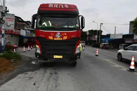 又一起血淋淋的事故！大货车超速碰上摩托车无证酒驾，骑手当场死亡！图片