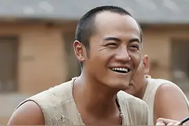 他是张嘉译的亲表弟，被表哥用11部戏带红，登上央视后走红扩大图片