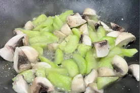 天气渐热，分享4种丝瓜的家常吃法，第4种很少人吃过，清热解暑图片