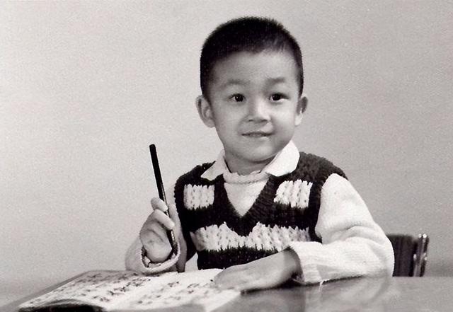 潘粤明与董洁离婚8年：他摆脱抑郁收获真爱，她带儿子苦度光阴