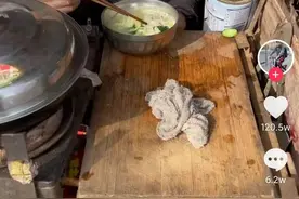 大年初三修拉锁的大爷图片