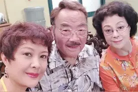 80岁的广州演员卢秋萍，戏里嫁给了卢海潮，现实中的丈夫是音乐人图片