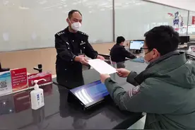 【节日我在岗】保定市公安局交警支队车管所：将热情服务送到群众心坎上图片