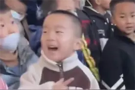 萌娃认出消防员爸爸骄傲炫耀：这是我爸爸！图片