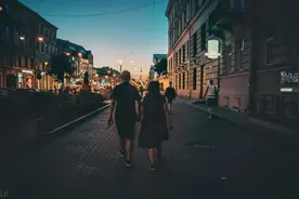 五一见男方家长，奶奶给我1万见面礼，3小时后我心凉，转6666分手图片