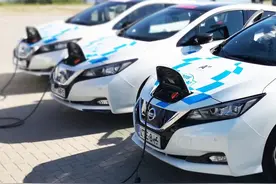 新能源车底盘被磕，是掏去维修好，还是花做个防护涂层好图片