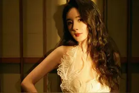 杨幂穿薄如蝉翼般蕾丝纱裙勾勒婀娜曼妙好身材，美艳动人 又纯又欲图片