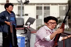 1992年美国洛杉矶暴乱：韩裔持枪自卫，老布什派1.35万正规军镇压图片